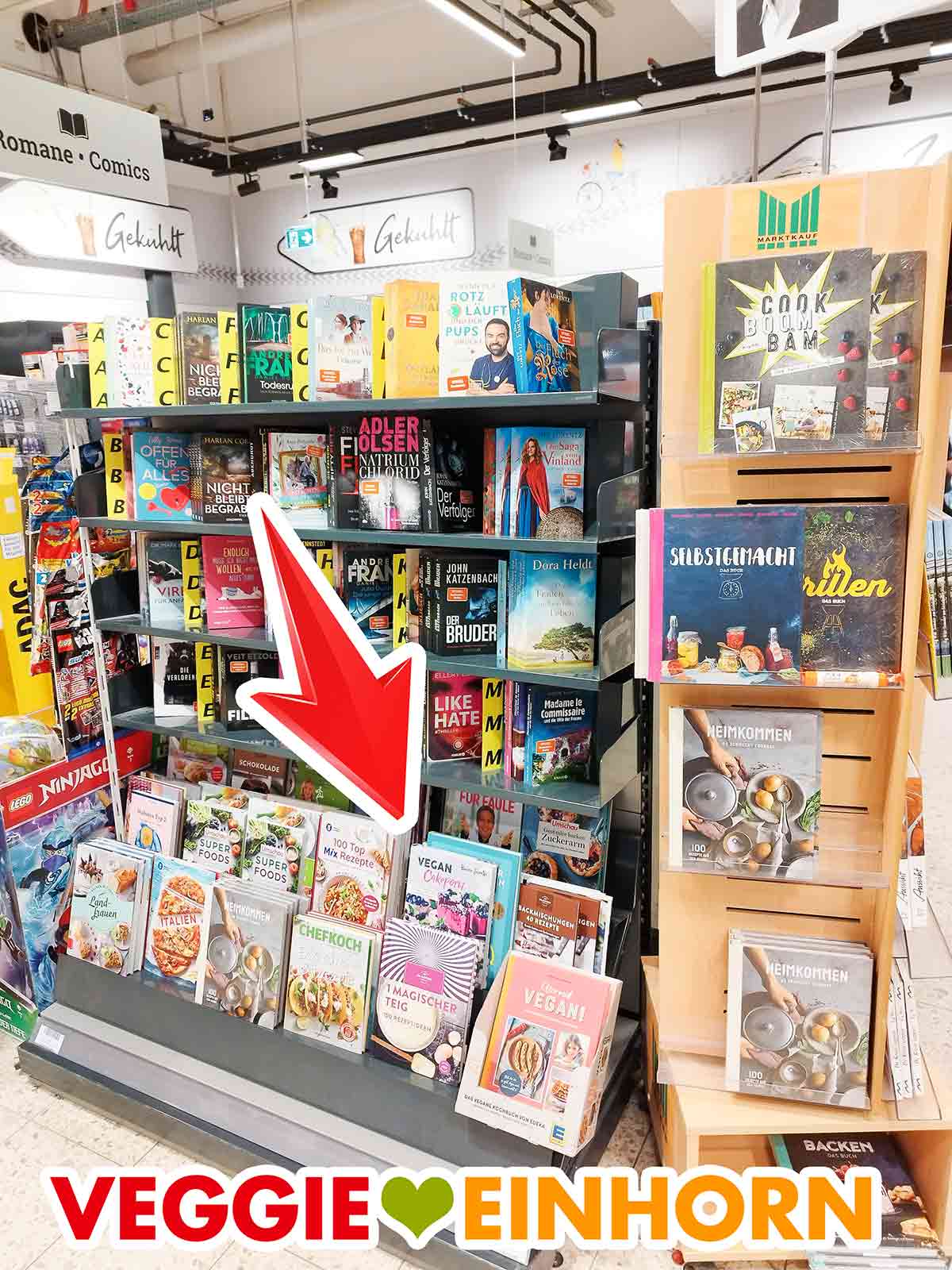 Das vegane Backbuch Vegan Cakeporn von Bianca Zapatka bei Marktkauf. Bücherregal im Supermarkt mit dem Buch Vegan Cakeporn von Bianca Zapatka