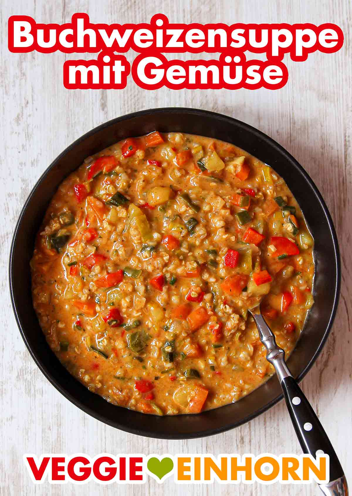 Vegane Buchweizensuppe mit Gemüse Ein Teller mit Buchweizensuppe
