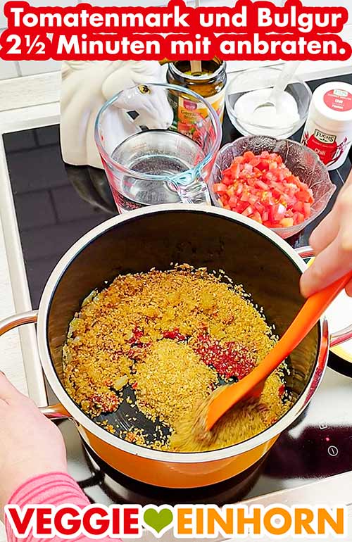 Tomatenmark und Bulgur werden für den Tomatenbulgur angebraten. Das Tomatenmark und den Bulgur mit anbraten