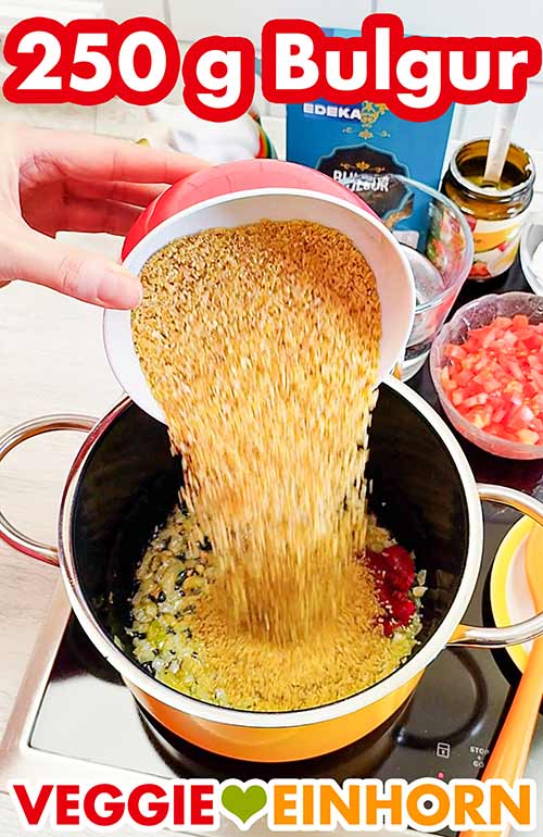 250 g Bulgur für den Tomaten Bulgur Bulgur wird in den Topf gegeben