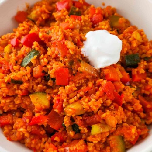 Bulgur mit Gemüse auf einem Teller