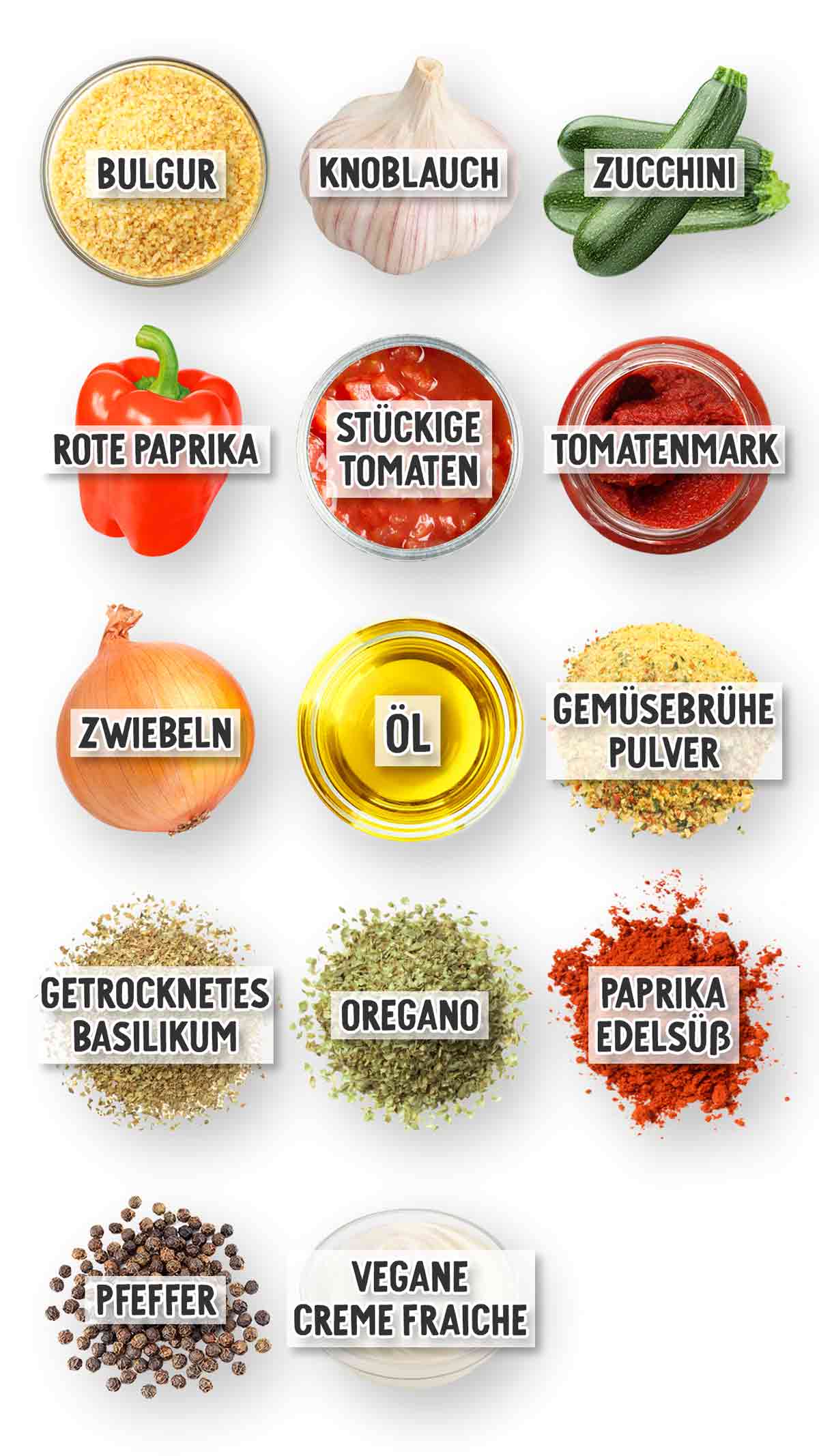 Zutaten für Bulgur mit Gemüse nebeneinander auf weißem Hintergrund: Bulgur, Knoblauch, Zucchini, rote Paprika, stückige Tomaten, Tomatenmark, Zwiebeln, Öl, Gemüsebrühe Pulver, getrocknetes Basilikum, Oregano, Paprika edelsüß, Pfeffer und vegane Crème fraîche – jeweils mit Beschriftung.