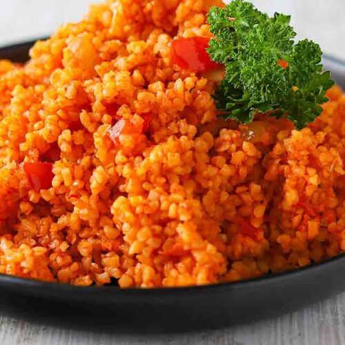 Tomaten Bulgur auf einem Teller
