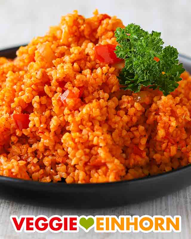 Tomaten Bulgur auf einem Teller