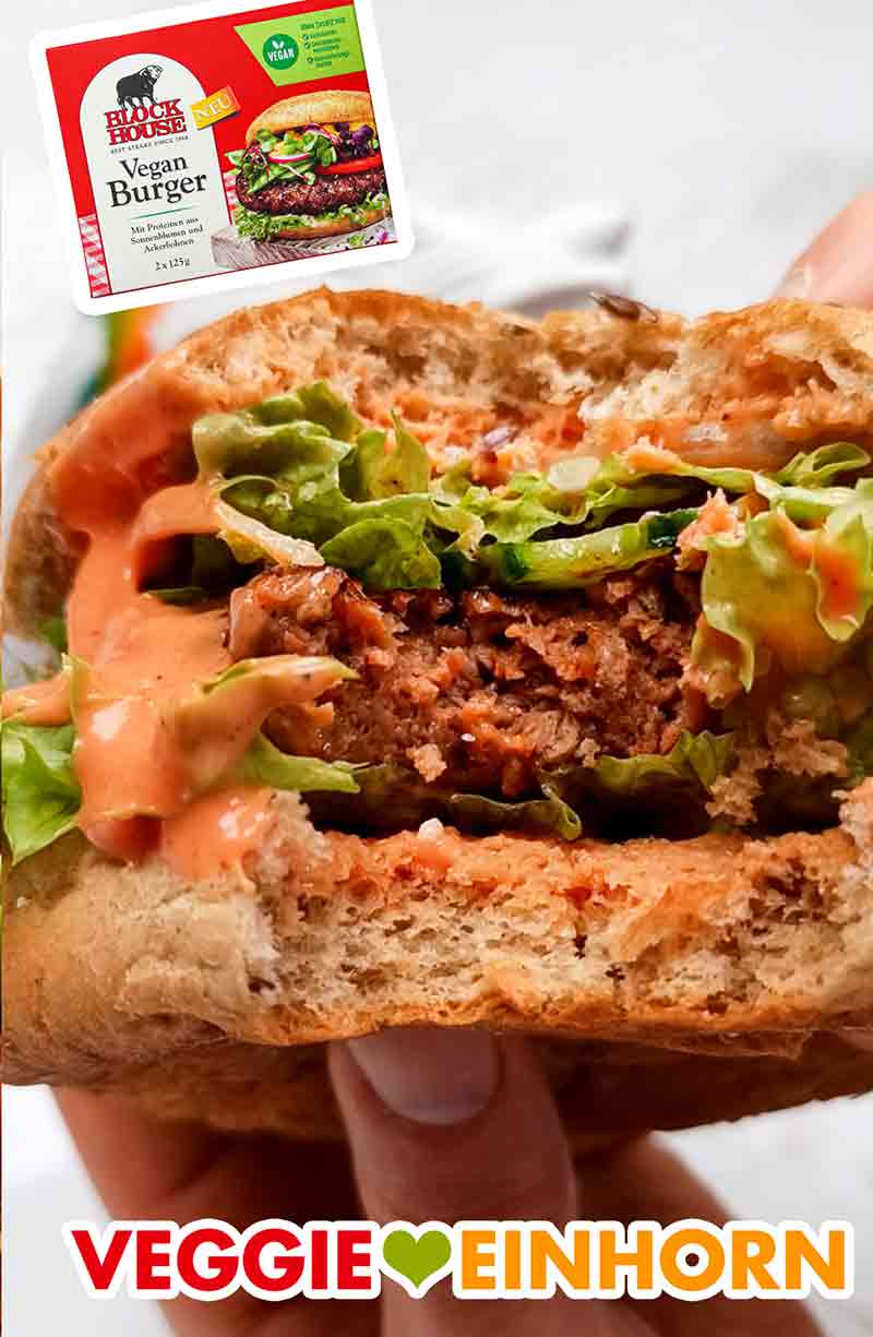 Die Textur des veganen Patties ist sehr fleischähnlich. Angebissener veganer Burger mit Patty von Block House