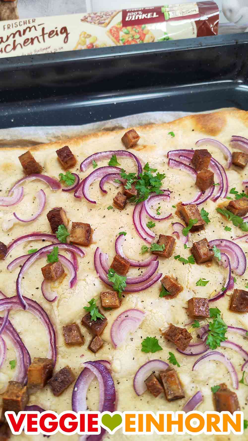 Das vegane Flammkuchenrezept von byanjushka ist mit eingeweichten, pürierten Cashewkernen. Nahaufnahme des veganen Flammkuchens mit Creme aus pürierten Cashews