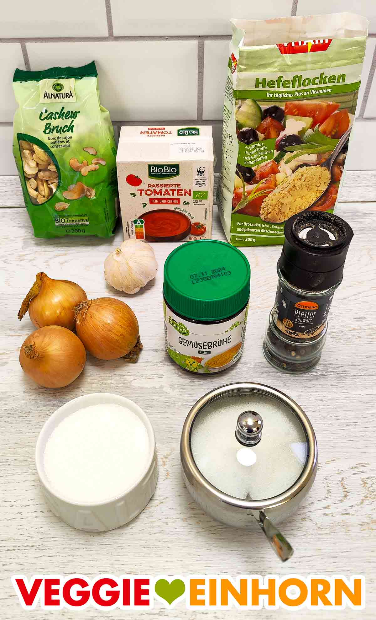 Alnatura Cashewbruch, Netto BioBio Passierte Tomaten, Vitam Hefeflocken, Zwiebeln, Knoblauch, Aldi Gut Bio Gemüsebrühe, Ostmann Pfeffer, Salz, Zucker Cashewbruch, Tomaten Passata, Hefeflocken, Zwiebeln, Knoblauch, Gemüsebrühe Pulver, Pfeffer, Salz, Zucker