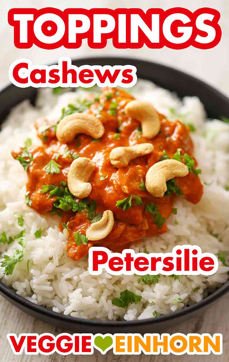 Als Topping für das vegane Chicken Korma eignen sich Cashewkerne und gehackte Petersilie. Veganes Chicken Korma mit Cashews und Petersilie bestreut