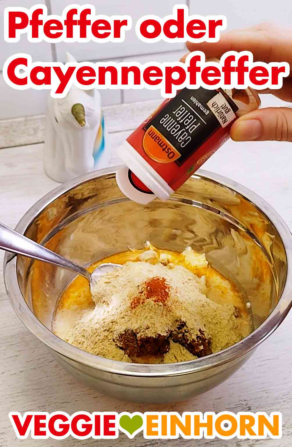 Schwarzer Pfeffer statt Cayennepfeffer geht auch. Würzen mit etwas Cayennepfeffer