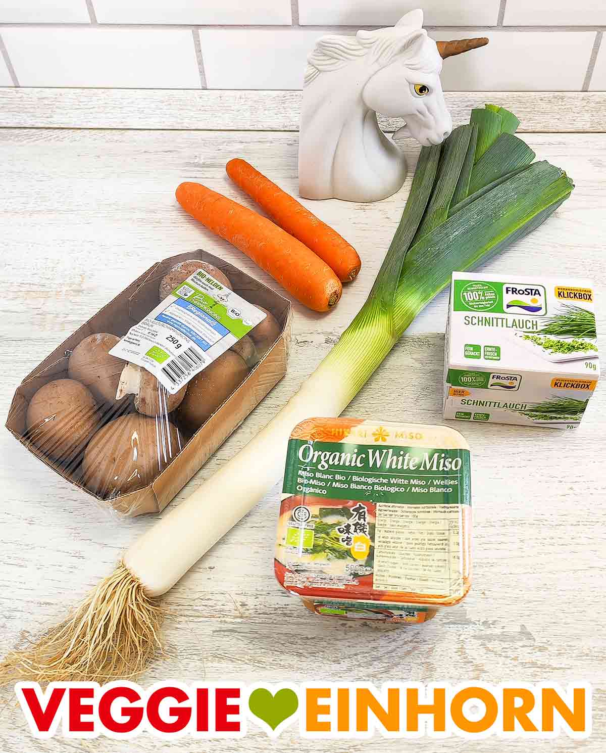 Karotten, Pilze, Porree, Hikari Organic White Miso und Frosta Schnittlauch Möhren, braune Champignons, eine Stange Lauch, helle Miso Paste und eine Packung TK Schnittlauch