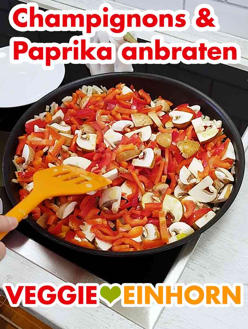 Anbraten der Pilze und Paprika Champignons und Paprika werden in der Pfanne gebraten