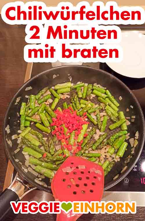 Chili 2 Minuten mit braten. Die Chiliwürfelchen kommen in die Pfanne zu dem Spargel und den Zwiebeln.