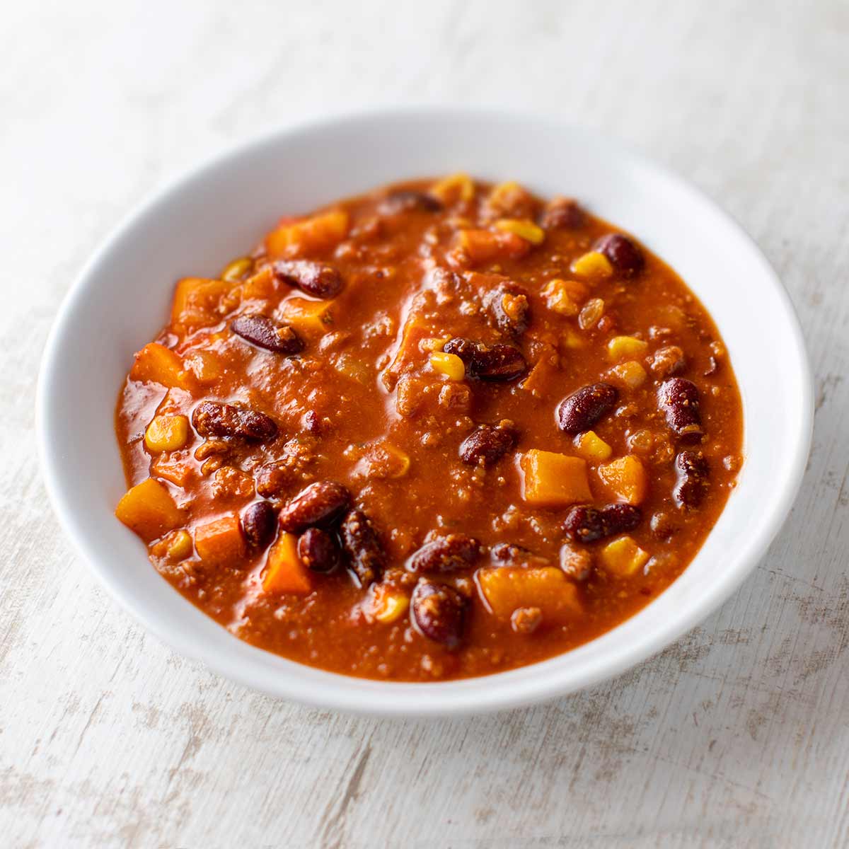 Das Chili sin Carne mit Kürbis ist vegetarisch und vegan. Veganes Chili con Kürbis