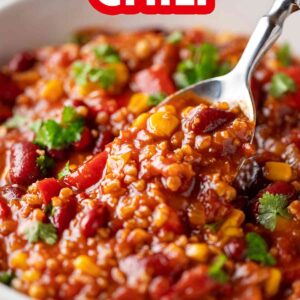 Grünkern Chili mit einem Esslöffel