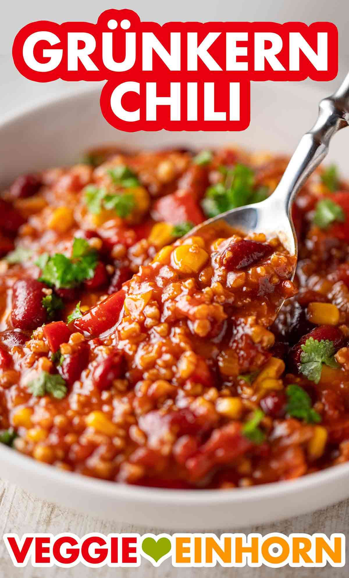 Chili con Grünkern mit Kidneybohnen, Paprika und Mais Grünkern Chili mit einem Esslöffel