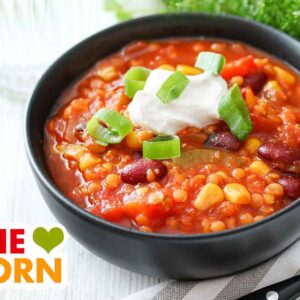Chili sin Carne mit Linsen in einer Schüssel