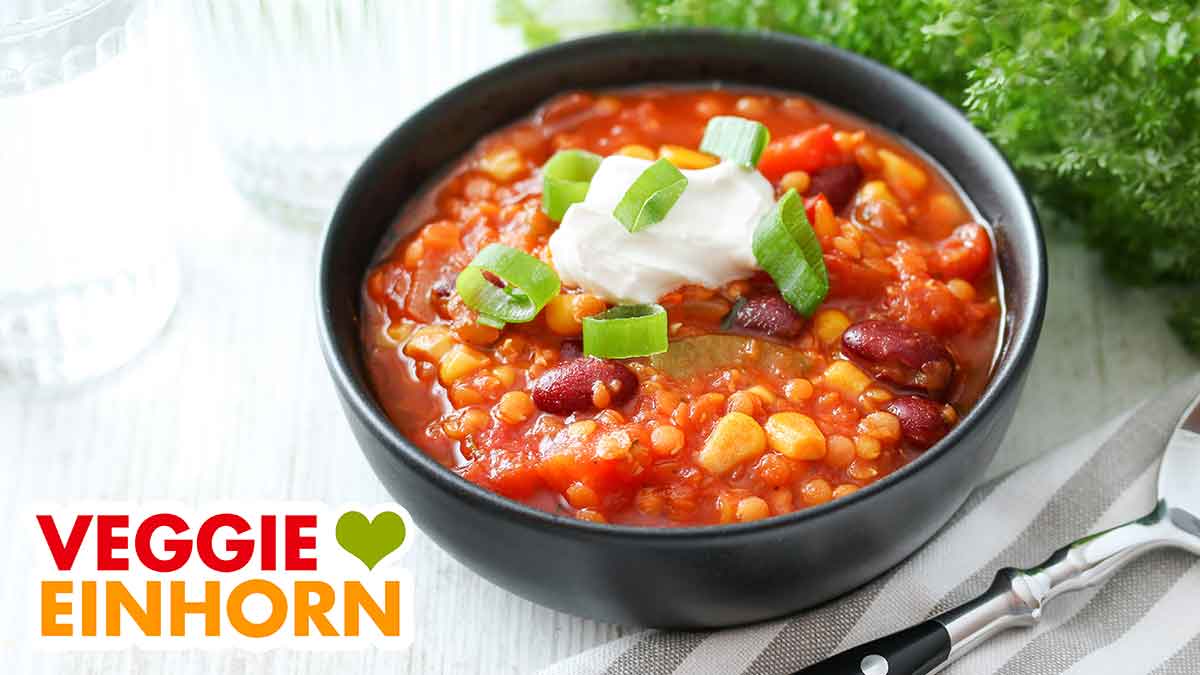 Chili sin Carne mit Linsen in einer Schüssel