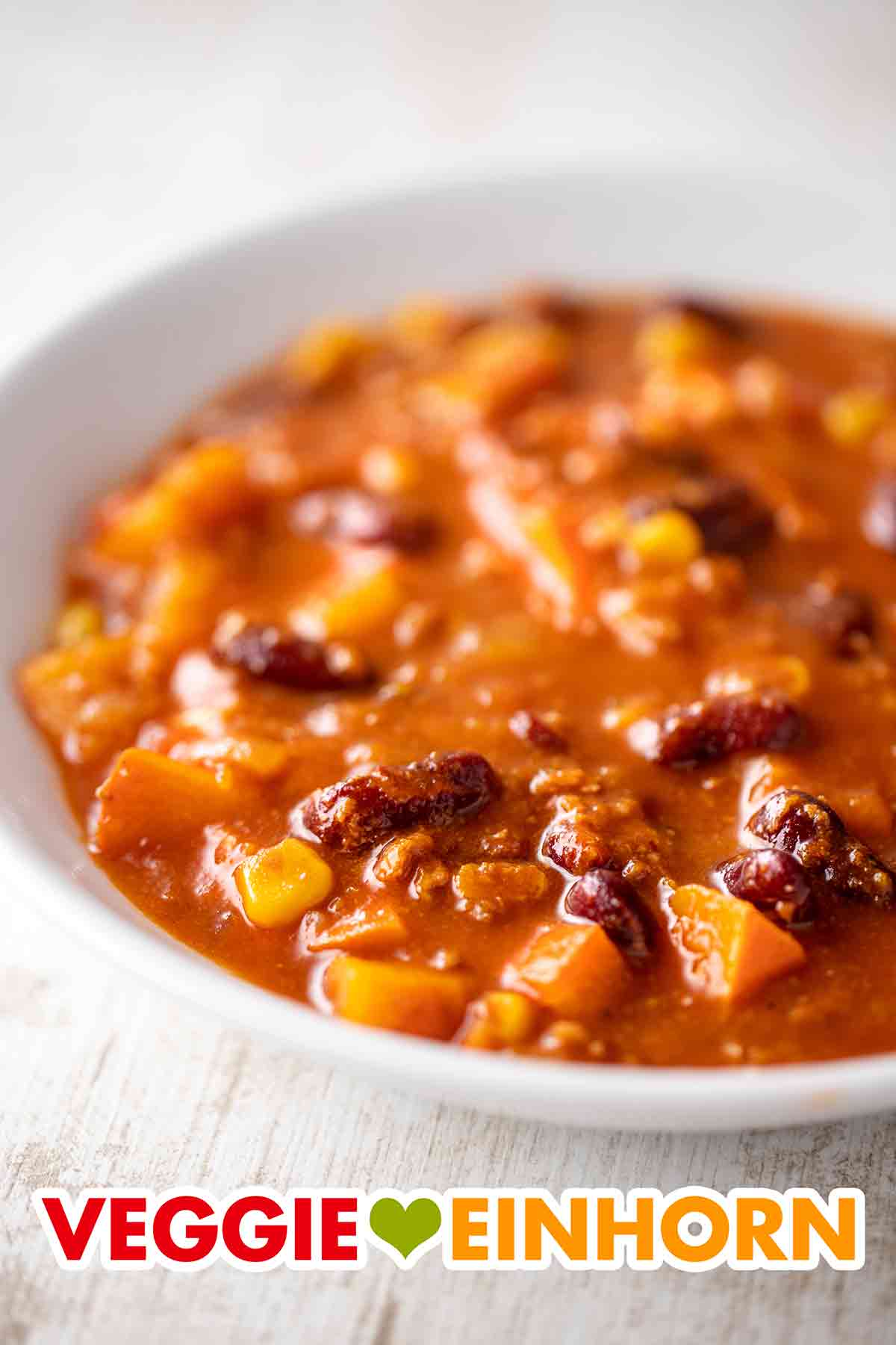 Chili con Kürbis mit veganem Mühlen Hack von Rügenwalder Nahaufnahme von Kürbis Chili mit veganem Hackfleisch von Rügenwalder Mühle