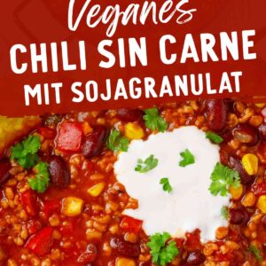 Pinterest-Bild mit zwei Ansichten von veganem Chili sin Carne: oben eine Draufsicht mit Sojagranulat, Kidneybohnen und Mais, unten eine Nahaufnahme mit veganer Crème fraîche und Petersilie. In der Mitte der Schriftzug ‚Veganes Chili sin Carne mit Sojagranulat‘.