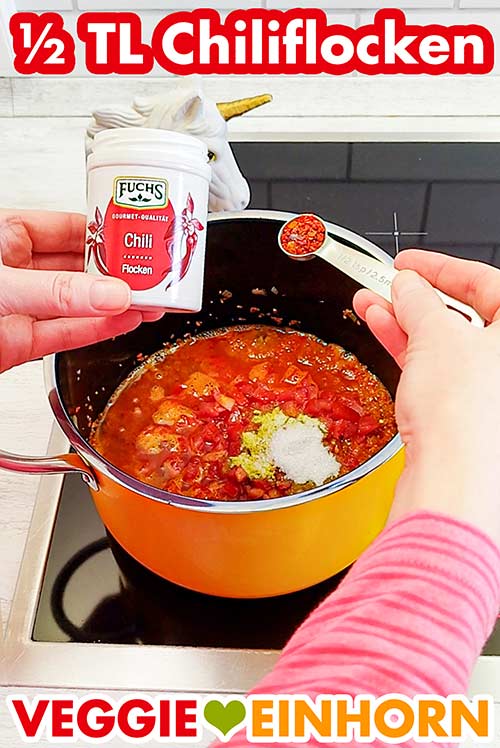 Ein halber Teelöffel Chili Flocken von Fuchs. (Nicht zu viel nehmen.) Würzen des Tomatenbulgurs mit Chiliflocken