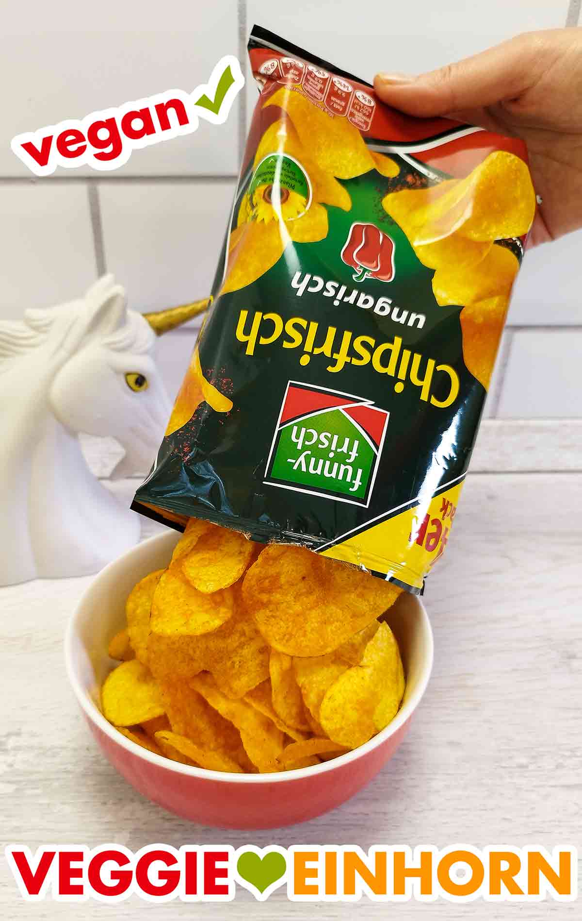 Funny Frisch Ungarisch sind die besten veganen Chips. Eine Tüte Chipsfrisch Ungarisch wird in eine Schale gegeben.