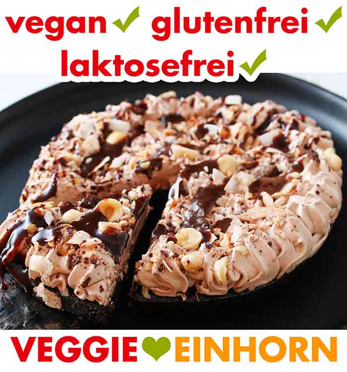 Die Choco Delish Torte von Almondy ist vegan, glutenfrei und laktosefrei. Die Choco Delish Torte auf einem Teller