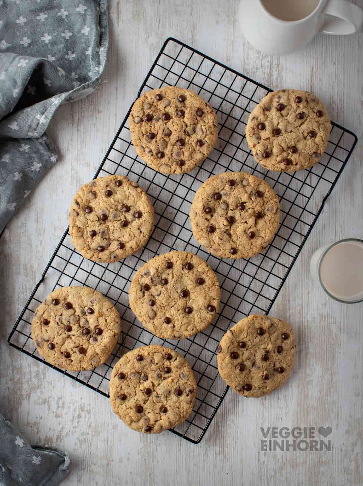 Vegane American Chocolate Chip Cookies auf einem Abkühlgitter Abkühlgitter mit veganen Chocolate Chip Cookies mit Walnüssen