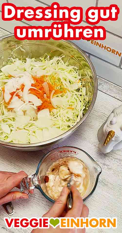Umrühren des Dressings für den KFC Coleslaw Das Coleslaw Dressing wird umgerührt