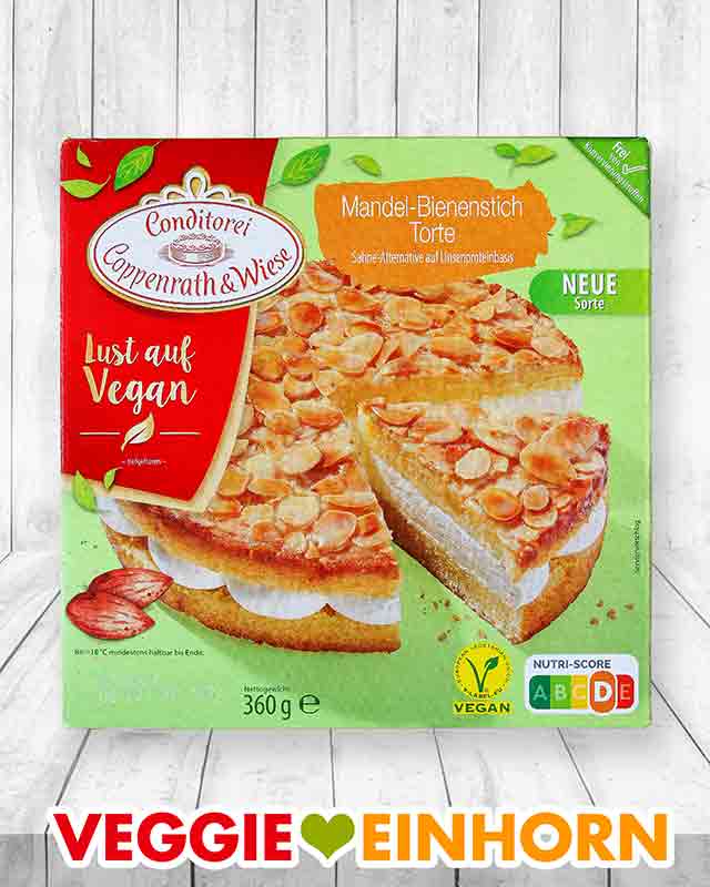 Eine Packung vegane Bienenstich Torte von Coppenrath und Wiese