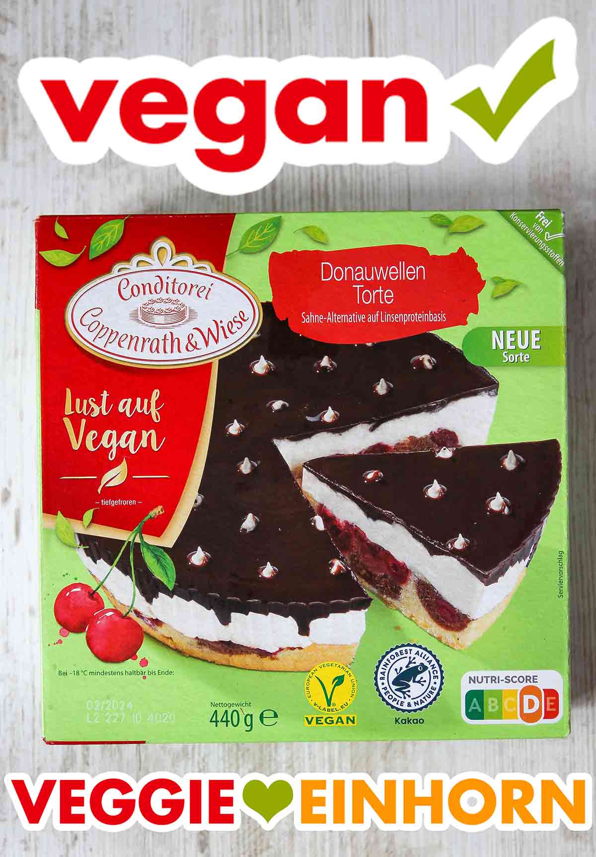 Verpackung der veganen Donauwellen Torte aus der Conditorei Coppenrath und Wiese Eine Packung vegane Donauwellen Torte von Coppenrath und Wiese