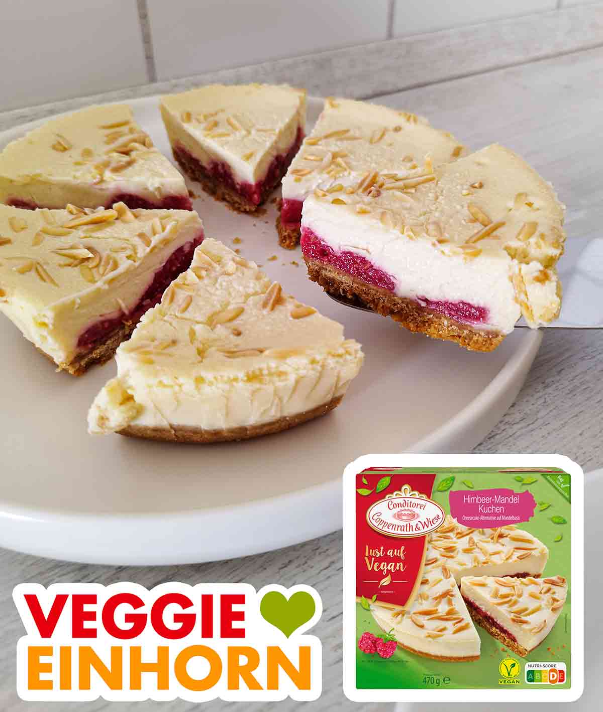 Der vegane Himbeer-Mandel-Kuchen wird serviert Ein Stück veganer Himbeer Mandel Kuchen von Coppenrath und Wiese auf einem Tortenheber
