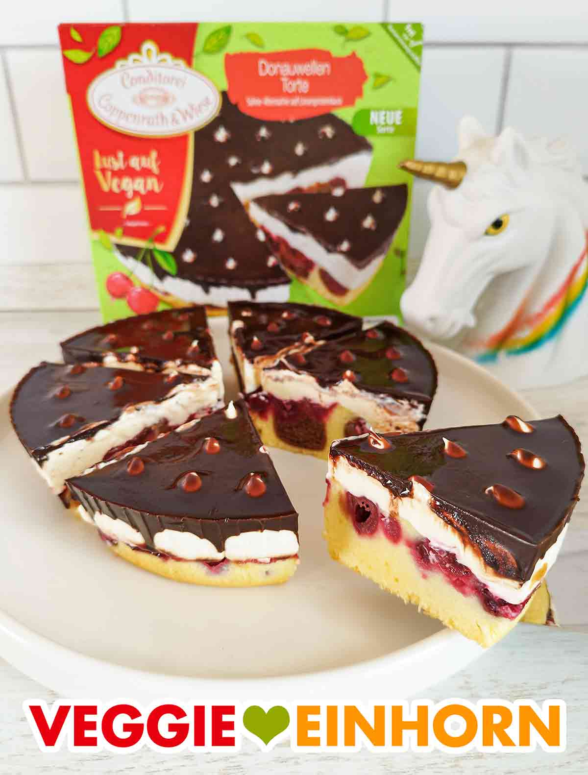 Stücke von veganer Donauwellen Torte von Coppenrath und Wiese Die vegane Donauwelle von Coppenrath und Wiese wird serviert