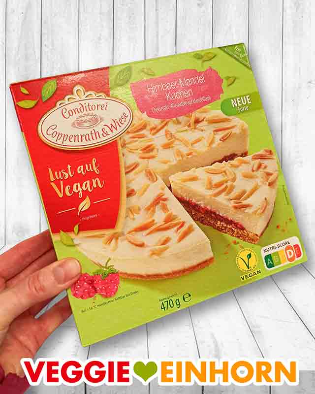 Eine Packung veganer Himbeer Mandel Kuchen von Coppenrath und Wiese