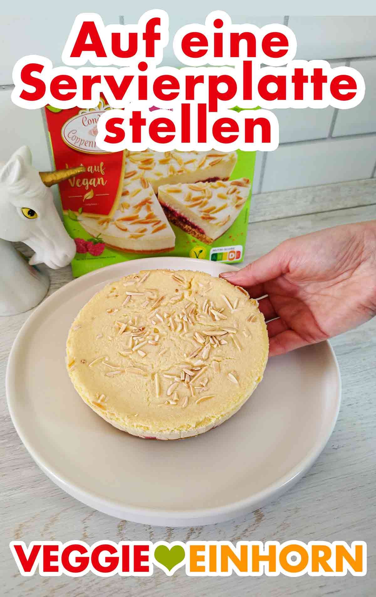 Zum Auftauen wird der tiefgefrorene vegane Kuchen auf eine Servierplatte gelegt. Der vegane Himbeer Mandel Cheesecake von Coppenrath und Wiese wird auf eine Servierplatte gelegt