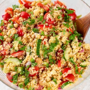 Veganer Couscoussalat mit Kichererbsen