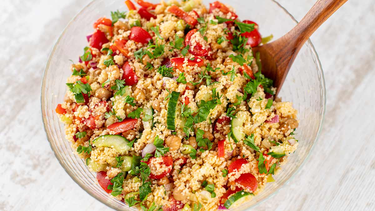 Veganer Couscoussalat mit Kichererbsen