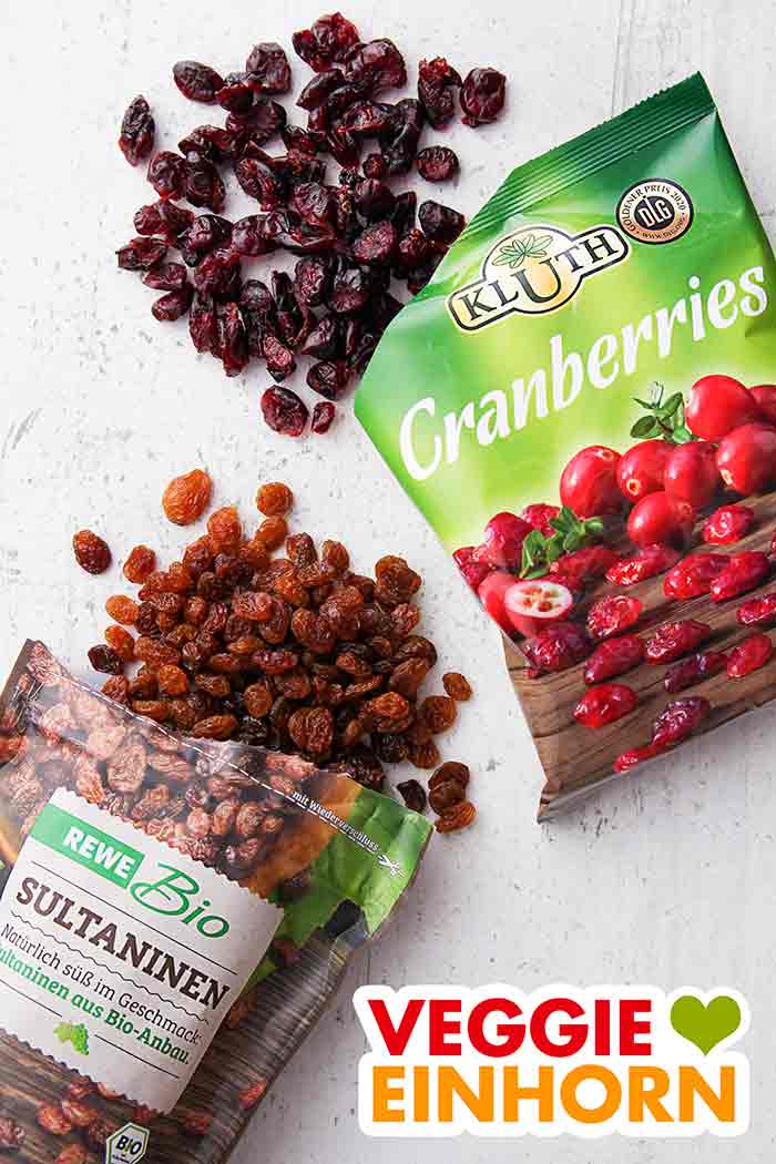 Cranberries und Sultaninen Eine Packung getrocknete Cranberries und eine Packung Rosinen