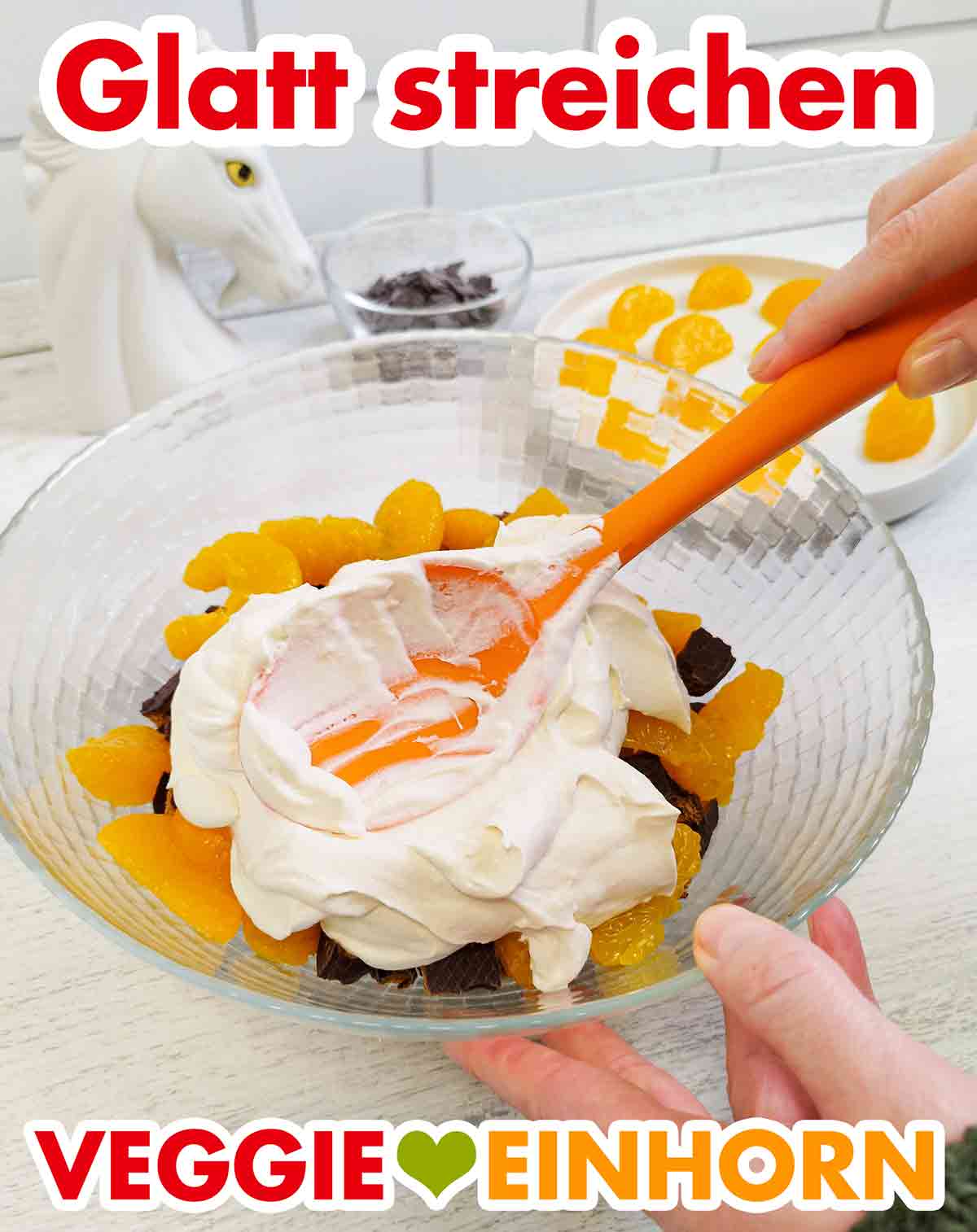 Die Creme vorsichtig verteilen und glatt streichen. Glatt streichen der Dessertcreme auf dem Schichtdessert