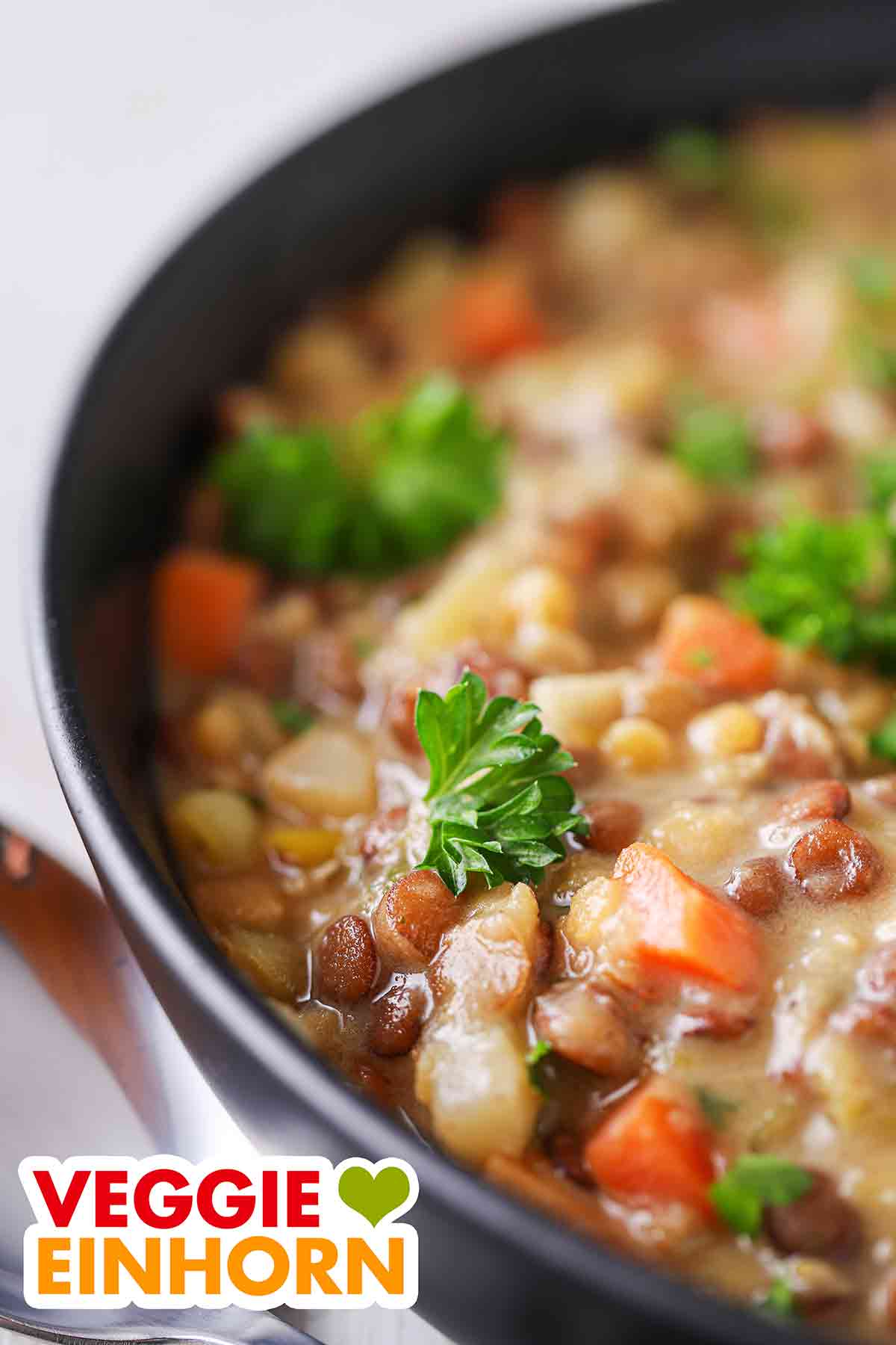 Die veganen Linsensuppe mit Suppengrün enthält rote und braune Linsen. Linseneintopf mit veganer Crème fraîche, roten Linsen und braunen Linsen