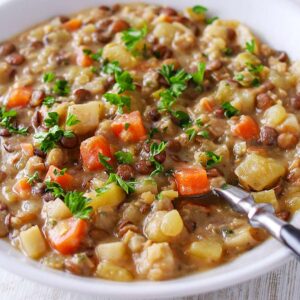 Cremige Linsensuppe mit roten und braunen Linsen