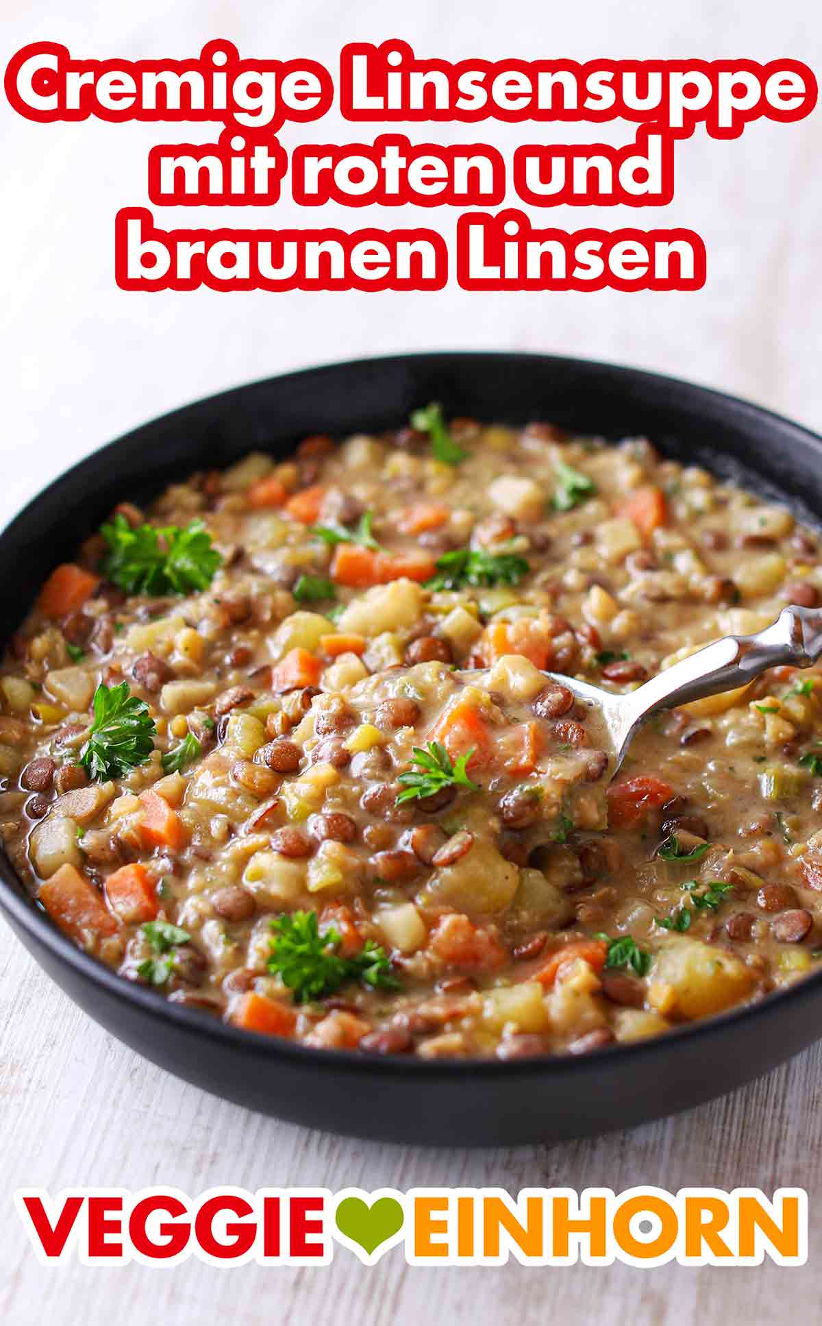 Der Linseneintopf ohne Fleisch ist vegetarisch und vegan. Cremige vegane Linsensuppe mit Gemüse und roten und braunen Linsen