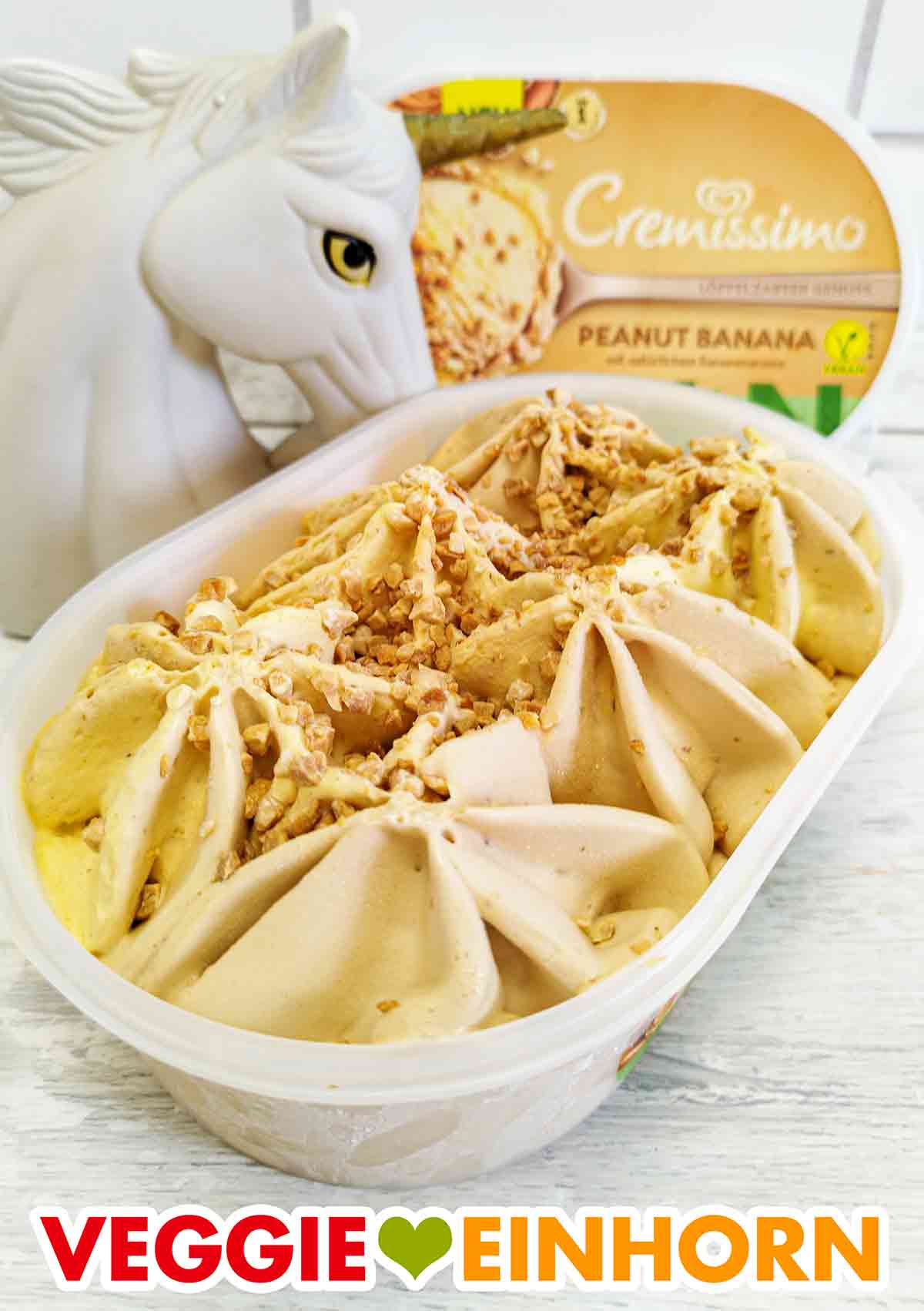 Hier sieht man das vegane Erdnusseis und Bananeneis in der geöffneten Verpackung. Nahaufnahme der veganen Cremissimo Peanut Banana Eiscreme in der Packung