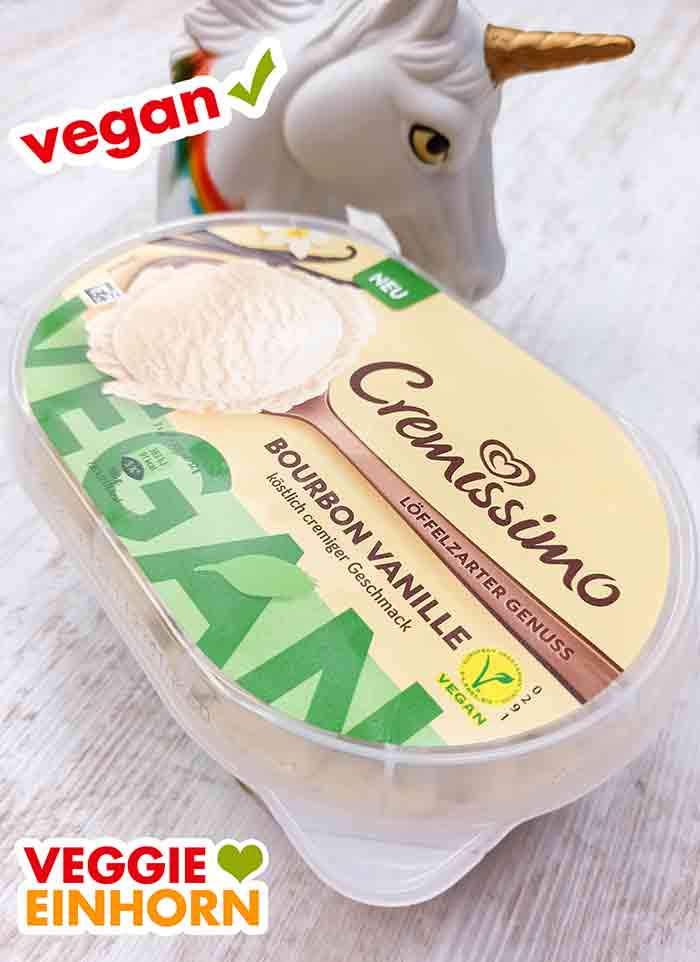 So sieht die Cremissimo Packung aus. Eine Packung vegane Bourbon Vanille Eiscreme von Cremissimo auf einem Tisch