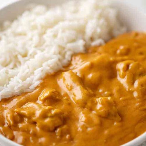 Teller mit veganem Curry Geschnetzelten mit Reis