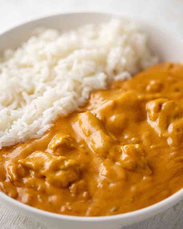 Teller mit veganem Curry Geschnetzelten mit Reis