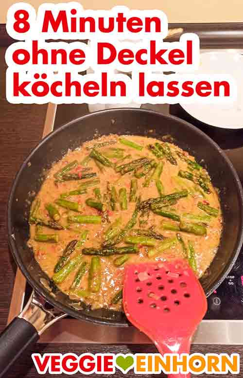8 Minuten ohne Deckel kochen. Das Curry kocht bei kleiner Hitze ohne Deckel in der Pfanne.