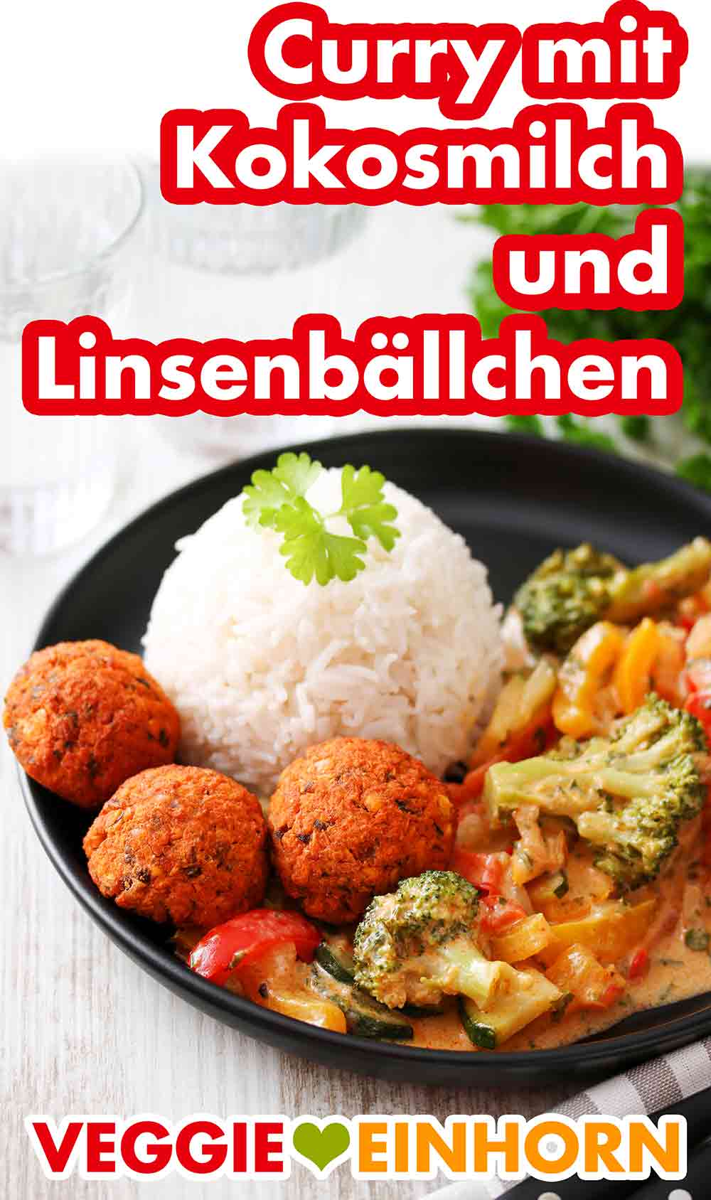 Die veganen Linsenbällchen schmecken gut zu Curry mit Kokosmilch. Curry mit Kokosmilch und Linsenbällchen auf einem Teller