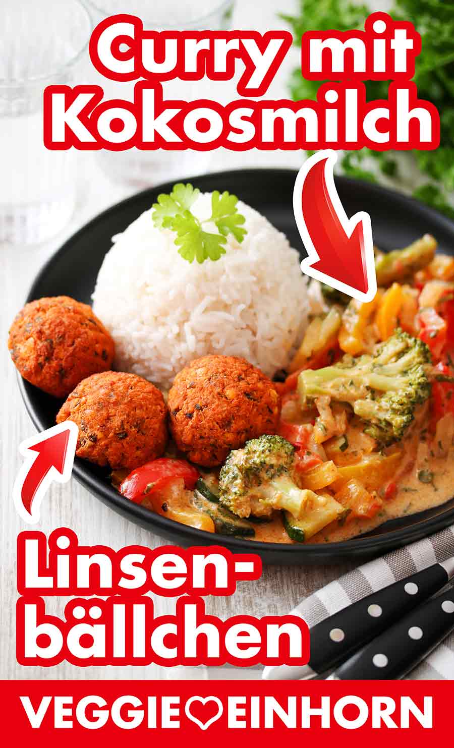Zum dem Curry passen Basmatireis und Linsenbällchen. Ein Teller mit Reis, Linsenbällchen und Curry mit Kokosmilch