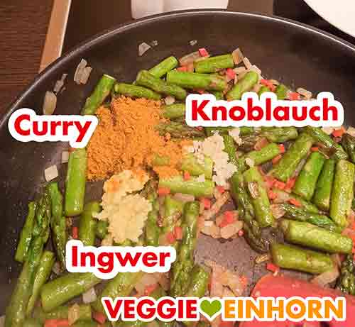 Currypulver, Knoblauch und Ingwer in die Pfanne zufügen. Curry Pulver, Knoblauch und Ingwer in der Pfanne mit dem Spargel