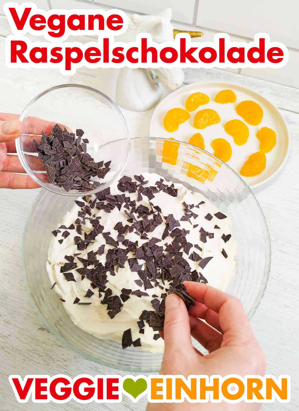 Jetzt kommen vegane Zartbitter Schokoraspeln. Bestreuen mit veganer Raspelschokolade